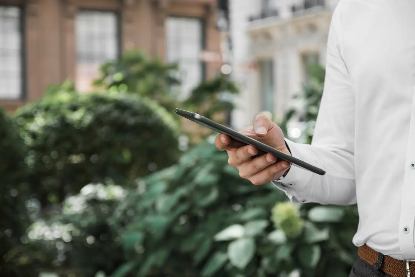 Nicht erkennbarer Geschäftsmann, der auf einem Tablet surft.